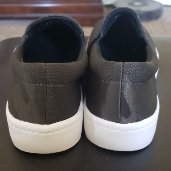 Shoes - Picture 2 of 5